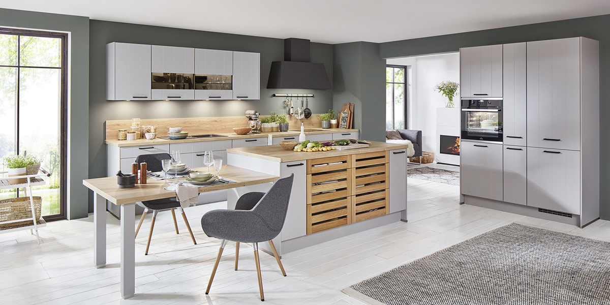 Die charakteristischen Rahmenfronten werden neu interpretiert und erscheinen jetzt in geradlinigem Design. Sie harmonieren perfekt mit modernen Industriedesign-Elementen, die coole Akzente setzen. Lackoberflächen in dunklen Schwarz- und Anthrazittönen und Griffe aus Edelstahl verleihen Ihrer Küche eine sachlich-technische Note und bilden einen spannenden Kontrast zu Accessoires aus natürlichen Materialien. 