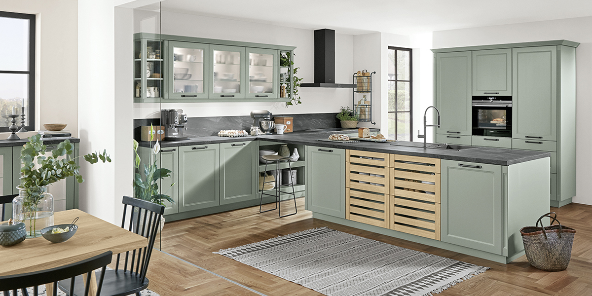Die charakteristischen Rahmenfronten werden neu interpretiert und erscheinen jetzt in geradlinigem Design. Sie harmonieren perfekt mit modernen Industriedesign-Elementen, die coole Akzente setzen. Lackoberflächen in dunklen Schwarz- und Anthrazittönen und Griffe aus Edelstahl verleihen Ihrer Küche eine sachlich-technische Note und bilden einen spannenden Kontrast zu Accessoires aus natürlichen Materialien. 
