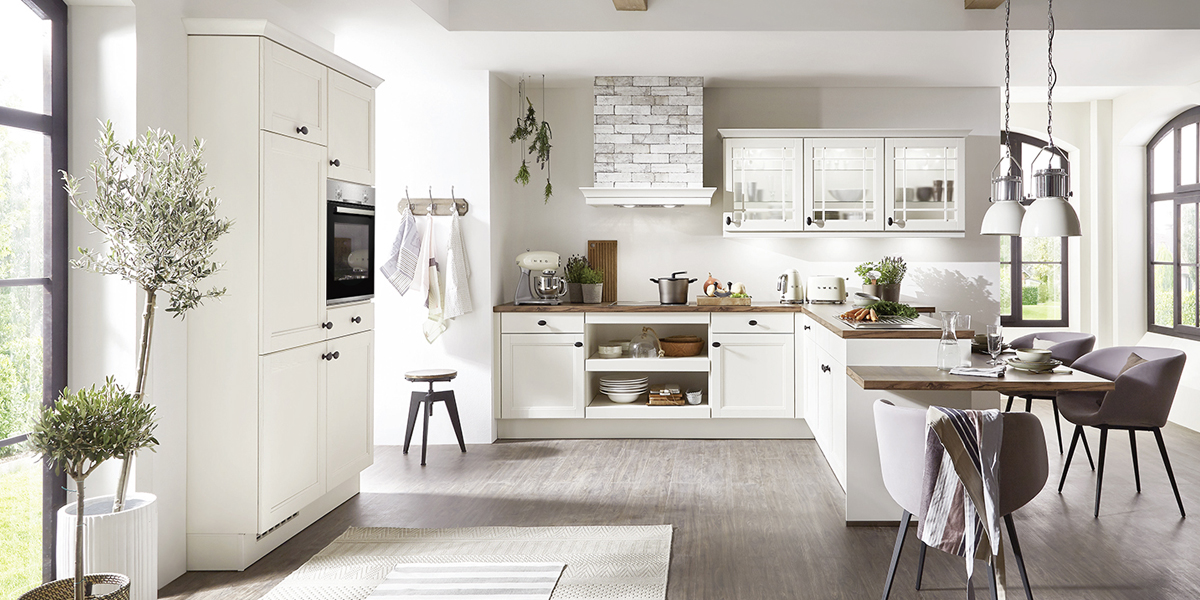 Die charakteristischen Rahmenfronten werden neu interpretiert und erscheinen jetzt in geradlinigem Design. Sie harmonieren perfekt mit modernen Industriedesign-Elementen, die coole Akzente setzen. Lackoberflächen in dunklen Schwarz- und Anthrazittönen und Griffe aus Edelstahl verleihen Ihrer Küche eine sachlich-technische Note und bilden einen spannenden Kontrast zu Accessoires aus natürlichen Materialien. 